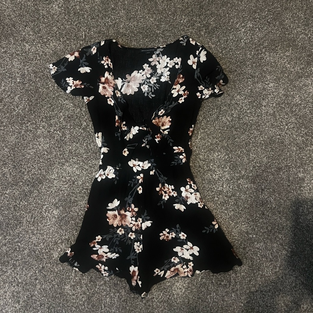 Women’s American Eagle floral romper, Size small
